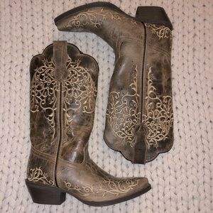 NWOT Laredo Jasmine Embroidered Taupe Boots